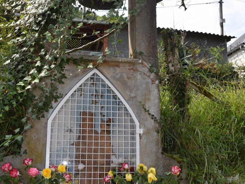 La vierge et la cloche devant le gîte